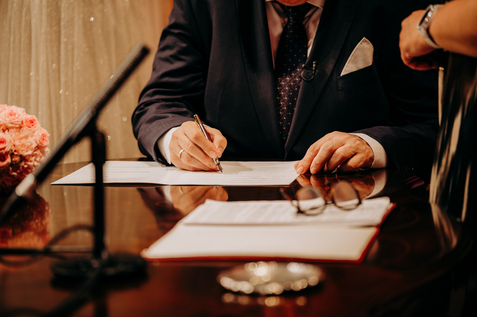 Para młoda w kościele Ceremonia ślubna w pałacu