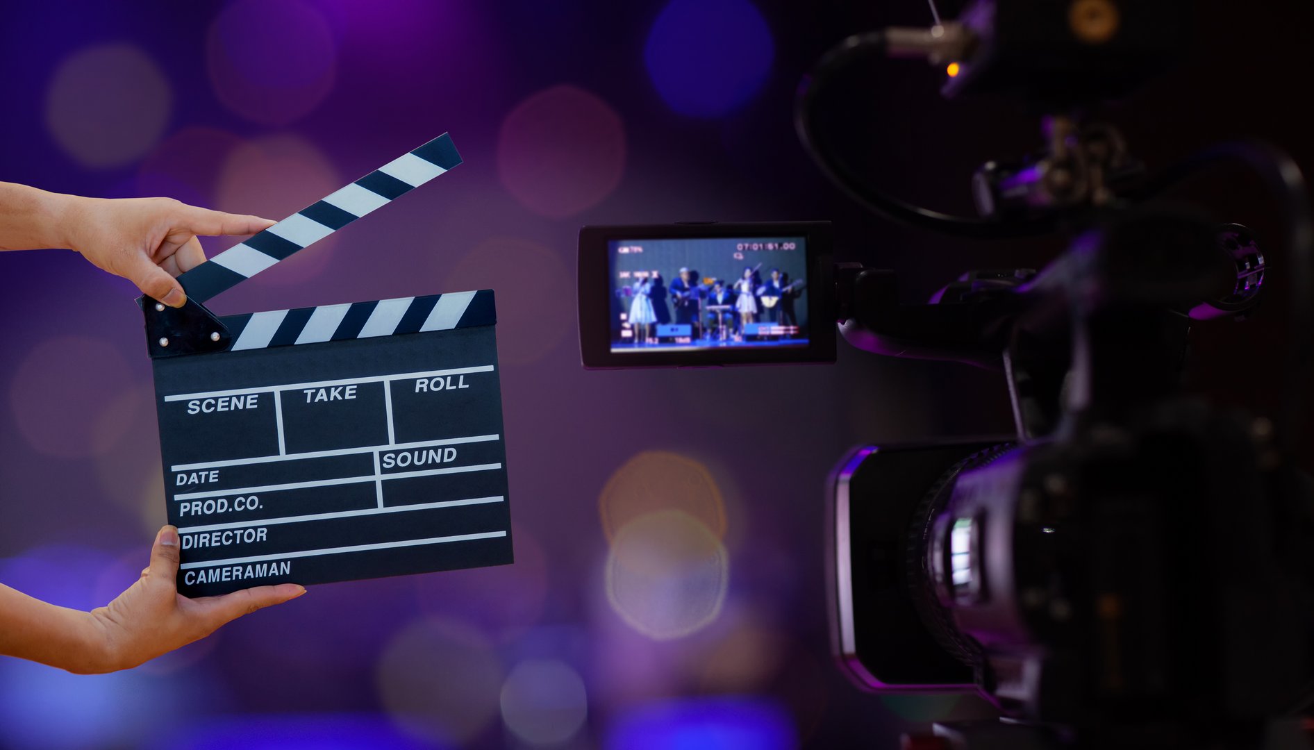 Man hands holding movie clapper.Film director concept.camera sho Produkcje filmowe